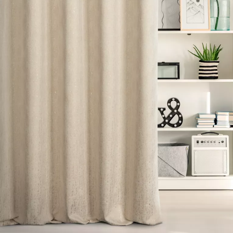 Zasłona szyta na tunelu ciemnokremowo złocista z tkaniny z wzorem w formie przecierki na błyszczącym tle Pierre Cardi