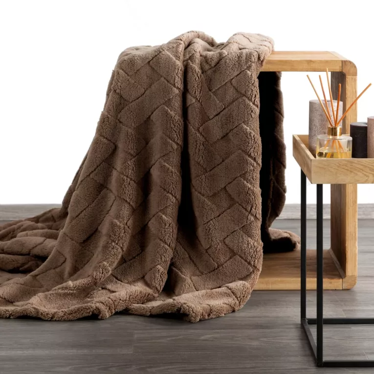 Koc flano 170x210 cm ciemnobrązowy zdobiony wytłaczanym wzorem CARO Design 91