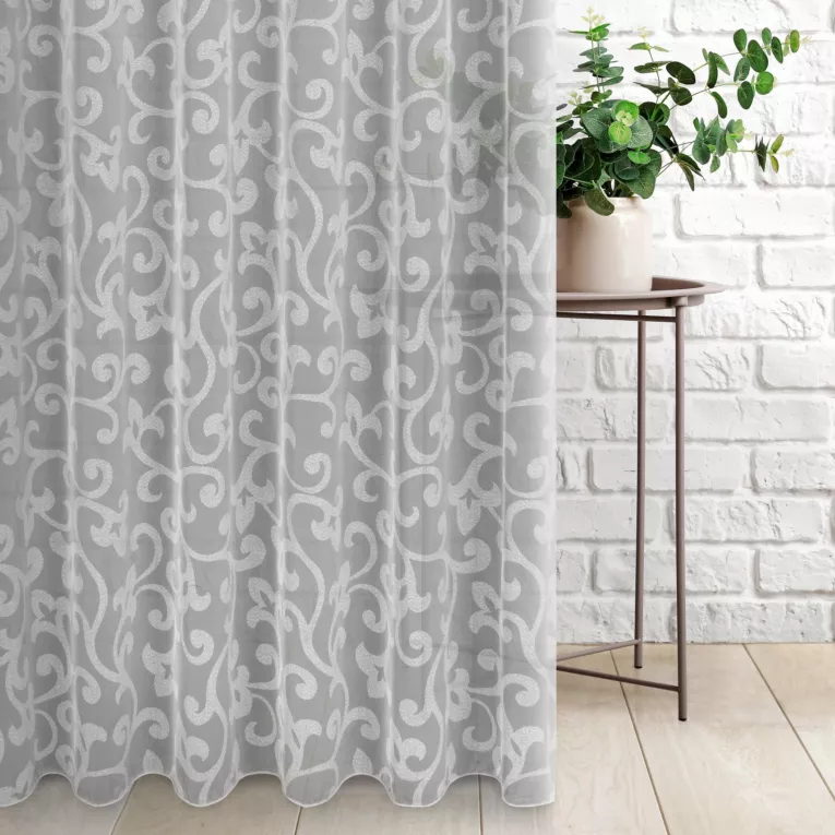 Firana szyta na taśmie 5 cm srebrna z miękkiej tkaniny o delikatnym połysku z nowoczesnym wzorem burnout, wykończona obciążnikiem