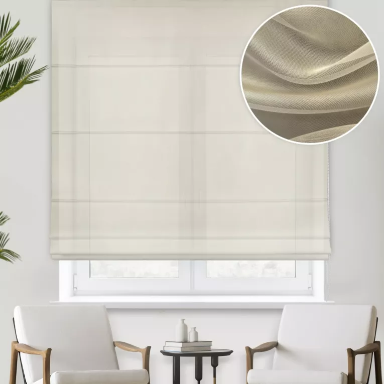 Roleta rzymska beżowa z delikatnie połyskującej tkaniny typu PERU z efektem opalizującym, wykończona obciążnikiem
