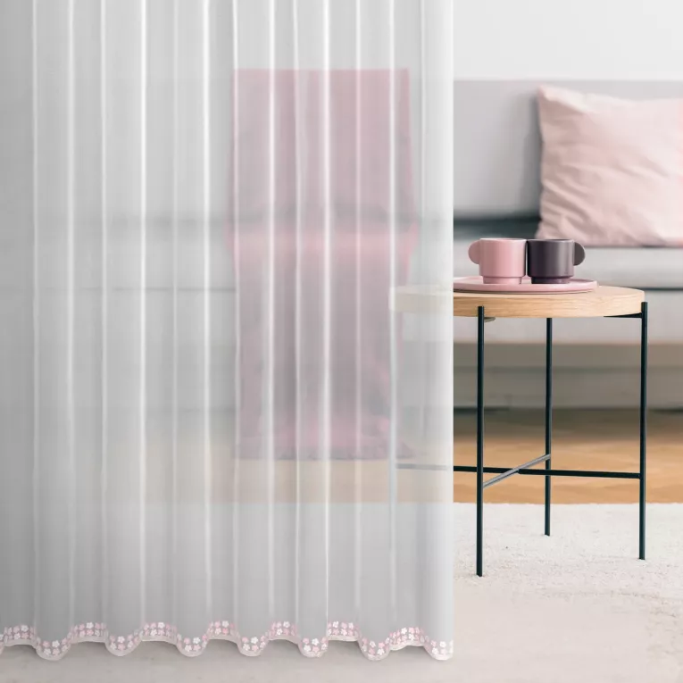 Tkanina firanowa, matowa siateczka wykończona delikatną aplikacją z motywem kwiatów