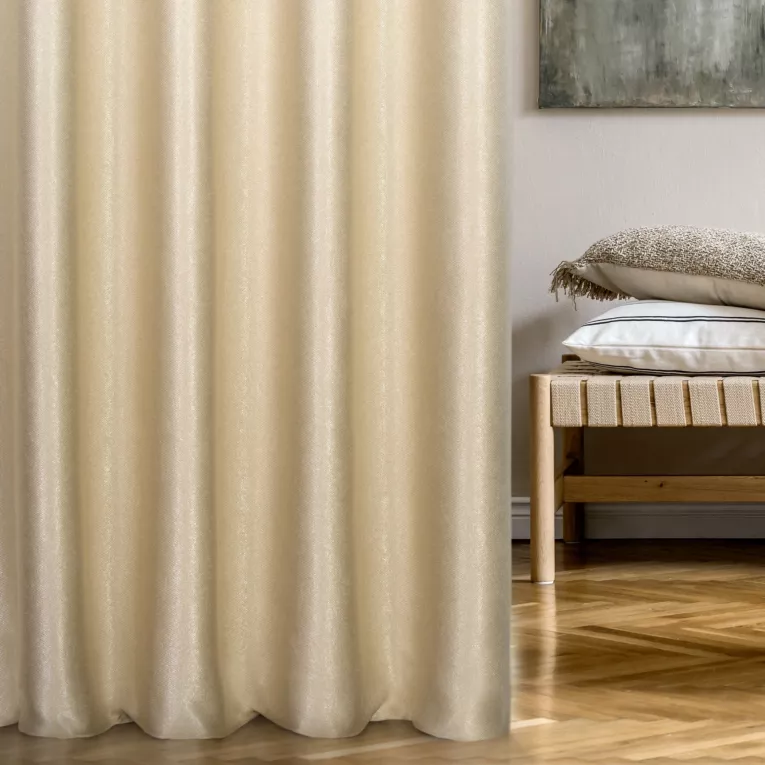 Zasłona szyta na taśmie 5 cm beżowa z gładkiej, zaciemniającej tkaniny z wyraźnym splotem