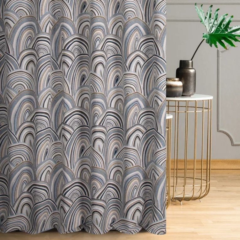 Zasłona szyta na taśmie 5 cm niebiesko beżowa z grubej, gobelinowej tkaniny w geometryczny wzór, zawiera 50% bawełny