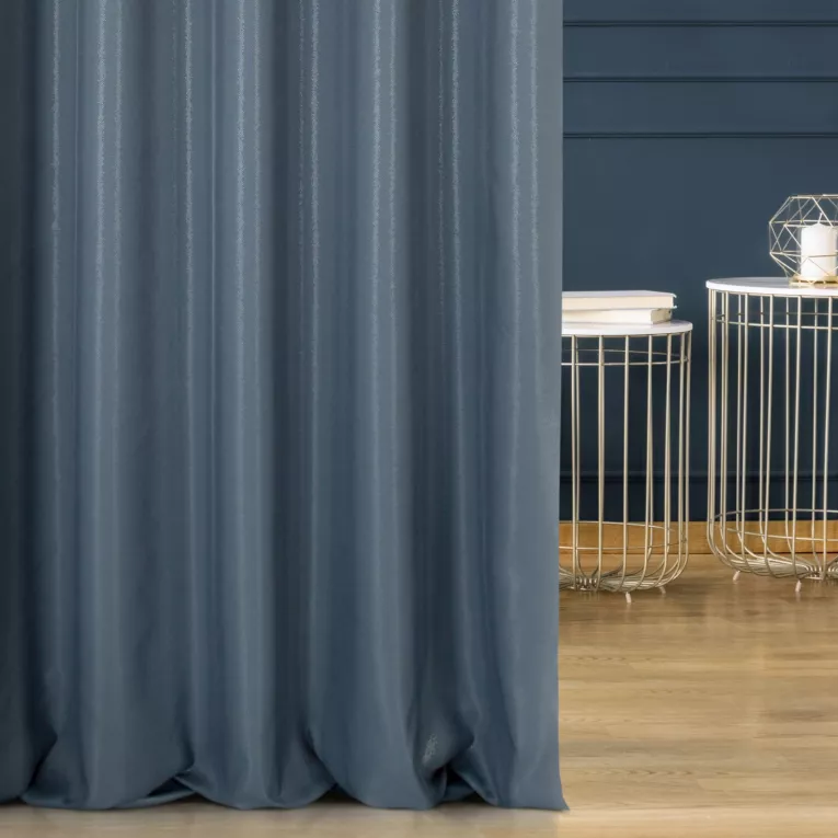 Zasłona szyta na taśmie 5 cm ciemnoniebieska z eleganckiej lśniącej tkaniny o drobnym splocie