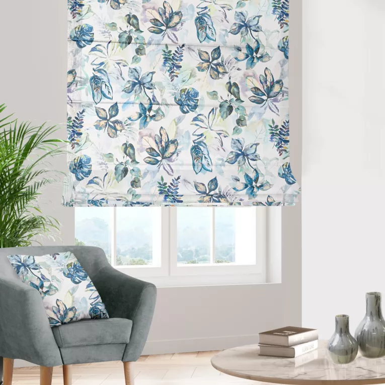 Roleta rzymska niebiesko zielona z tkaniny o naturalnym splocie z nadrukowanym kwiatowym wzorem