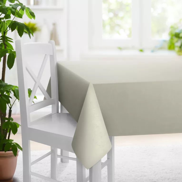 Obrus szyty kremowy z miękkiej tkaniny welwetowej z efektem kreszowania, wykończona obciążnikiem