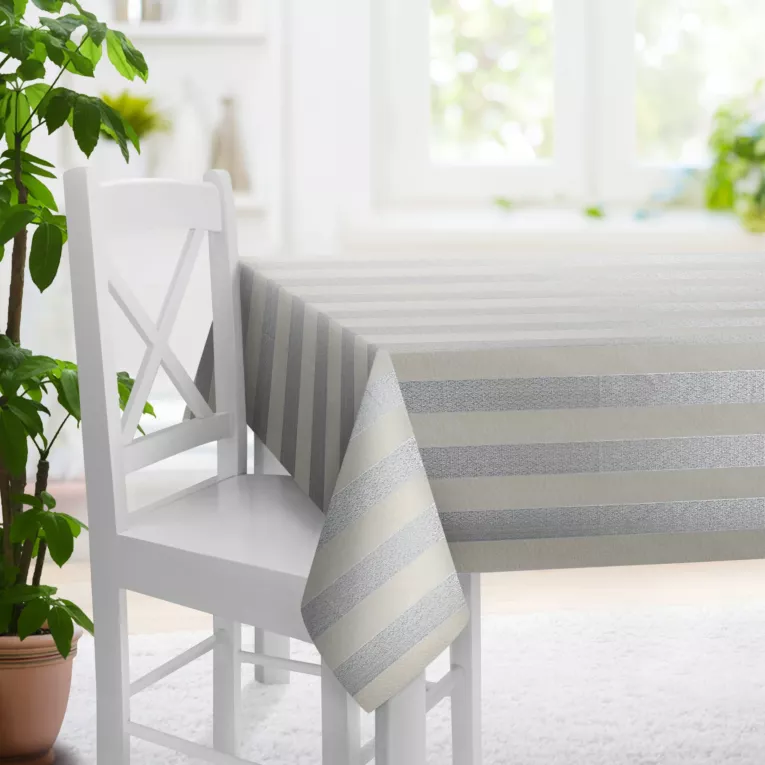 Obrus szyty srebrny z szenilowej tkaniny w klasyczne pionowe pasy przetykane błyszczącą nicią