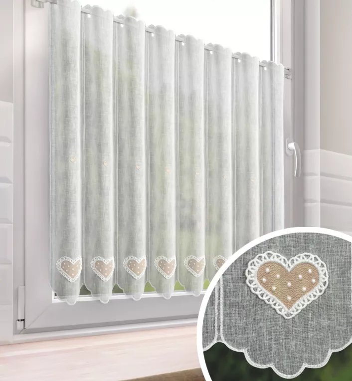 Tkanina firanowa zazdrostka zdobiona haftowaną aplikacją w kształcie serca