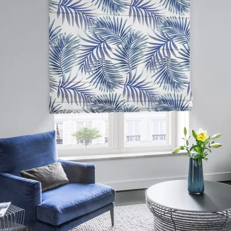 Roleta rzymska JAZIR naturalno ciemnoniebieska z miękkiej tkaniny typu blackout drukowanej w egzotyczne liście