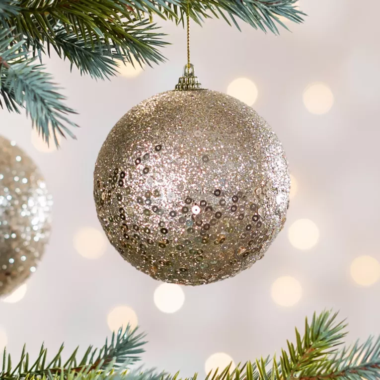 Bombka choinkowa zdobiona drobnymi cekinami