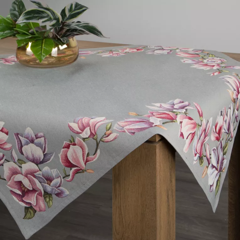 Obrus popielato, różowy 100x100 cm gobelinowy zdobiony motywem kwiatów magnolii