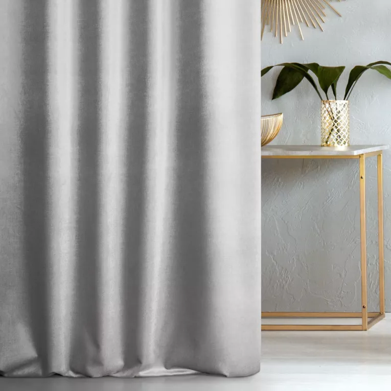 Zasłona szyta na taśmie 5 cm ELITE srebrna miękka, welwetowa, typu BLACKOUT 100% zaciemniająca, z połyskującym nadrukiem, o gramaturze 400g/m2