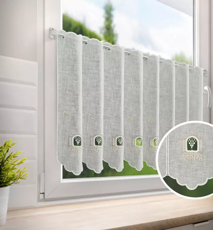 Tkanina firanowa zazdrostka z etaminy zdobiona motywem ażurowego okna