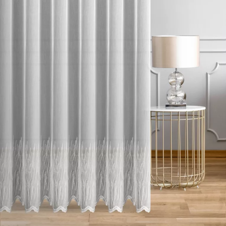 Firana szyta na taśmie 5 cm biała z matowej tkaniny typu ADEN z efektem deszczyku, zdobionej dołem fantazyjnym haftem