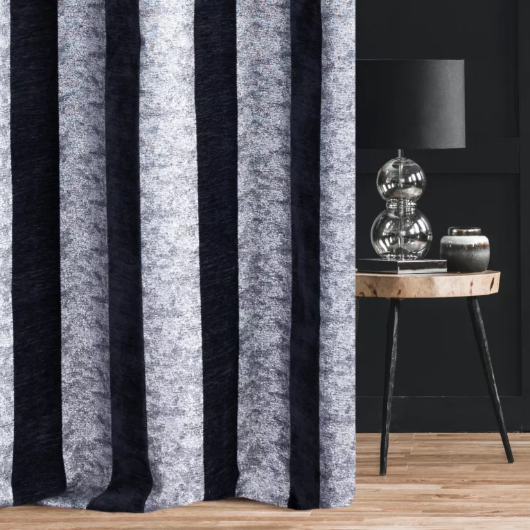 Zasłona szyta na taśmie 5 cm CALVIA1 czarno srebrna z szenilowej tkaniny w klasyczne pionowe pasy przetykane błyszczącą nicią