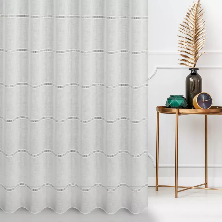 Firana szyta na taśmie 5 cm naturalna z matowej tkaniny o wyglądzie lnu przetykanej ażurowymi paskami, wykończona obciążnikiem