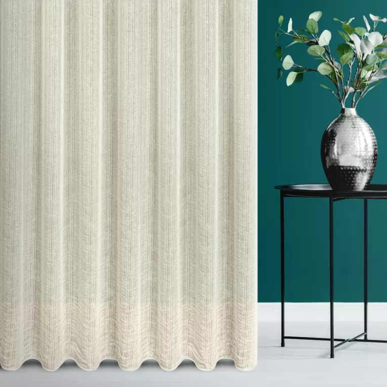 Firana szyta na taśmie fala jasnobeżowa z półmatowej kreszowanej tkaniny, w nieregularne, cienkie, pionowe pasy, wykończona obciążnikiem