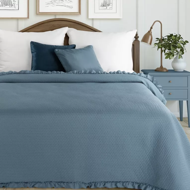 Narzuta granatowa pikowana metodą hot press z ozdobną falbanką 170x210 cm FALBANKA Design 91