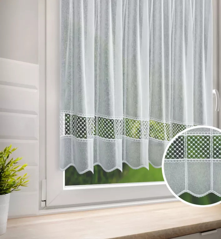 Tkanina firanowa zazdrostka z grubszej etaminy z ażurową aplikacją