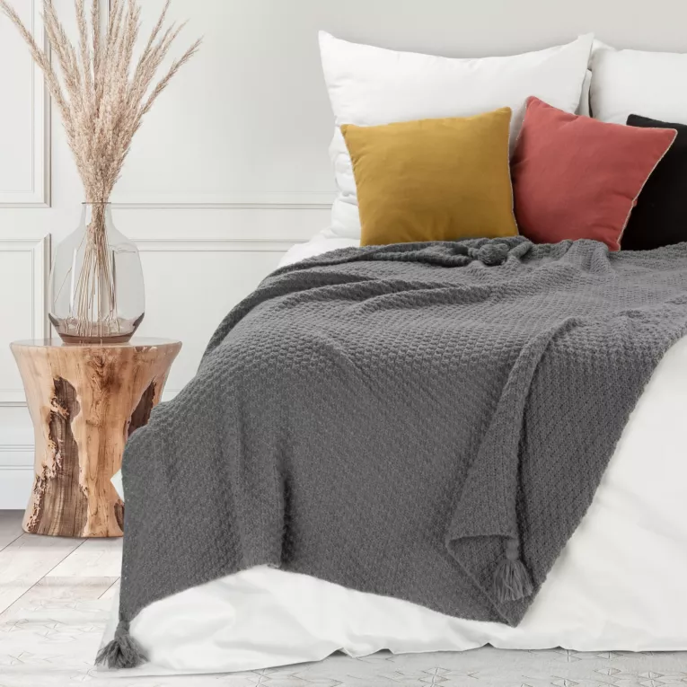 Koc 130x170 cm grafitowy o widocznej strukturze z dekoracyjnymi chwostami PLED