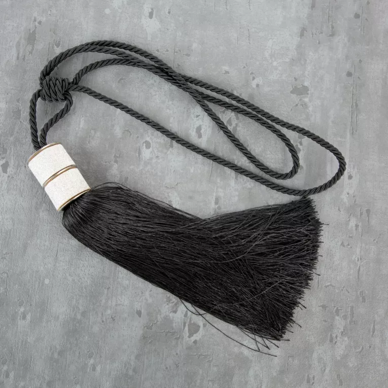 Dekoracyjny sznur do zasłon NATI upinacz z chwostem i metalowymi brokatowymi obrączkami