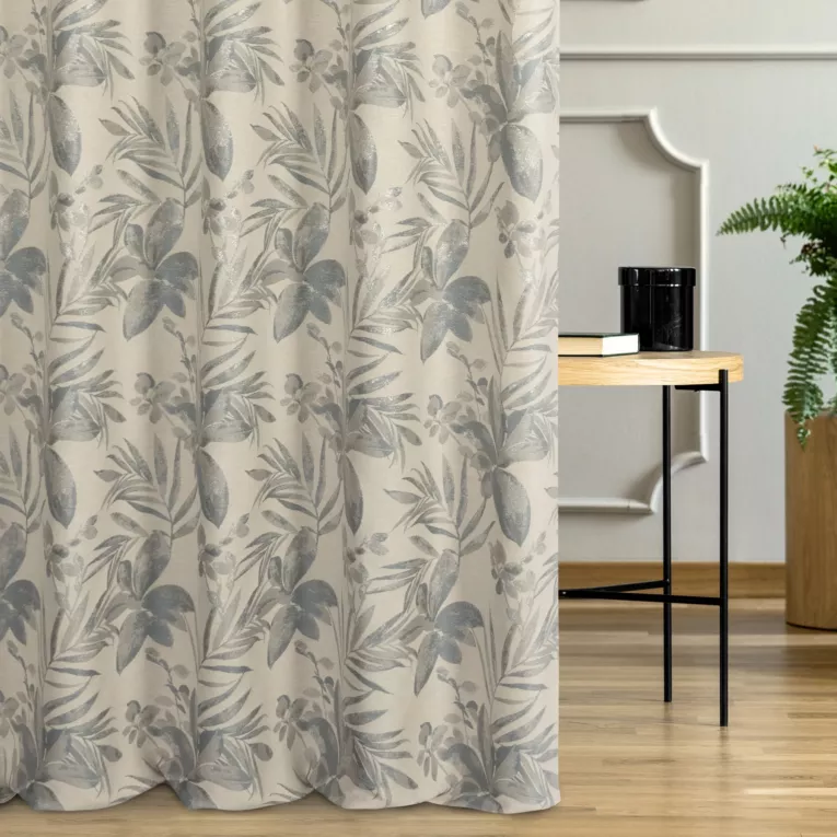 Zasłona szyta na taśmie 5 cm naturalno niebieska z żakardowej tkaniny z dodatkiem bawełny zdobiona botanicznym wzorem ze srebrną nicią