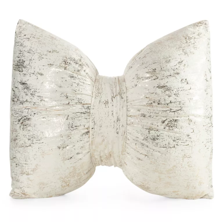 Poduszka 45x55 cm welwetowa kolor kremowy w kształcie kokardy z przecieranym lśniącym wzorem KODARDA 1