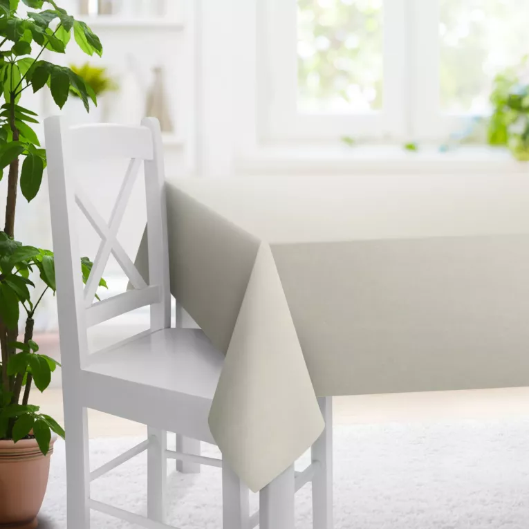 Obrus szyty kremowy z tkaniny melanżowej przetykanej błyszczącą nicią