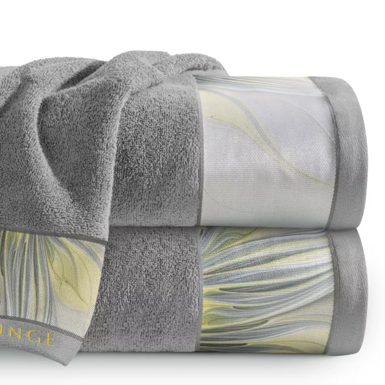 EVA MINGE Ręcznik ALEXIS z puszystej bawełny z bordiurą zdobioną designerskim nadrukiem