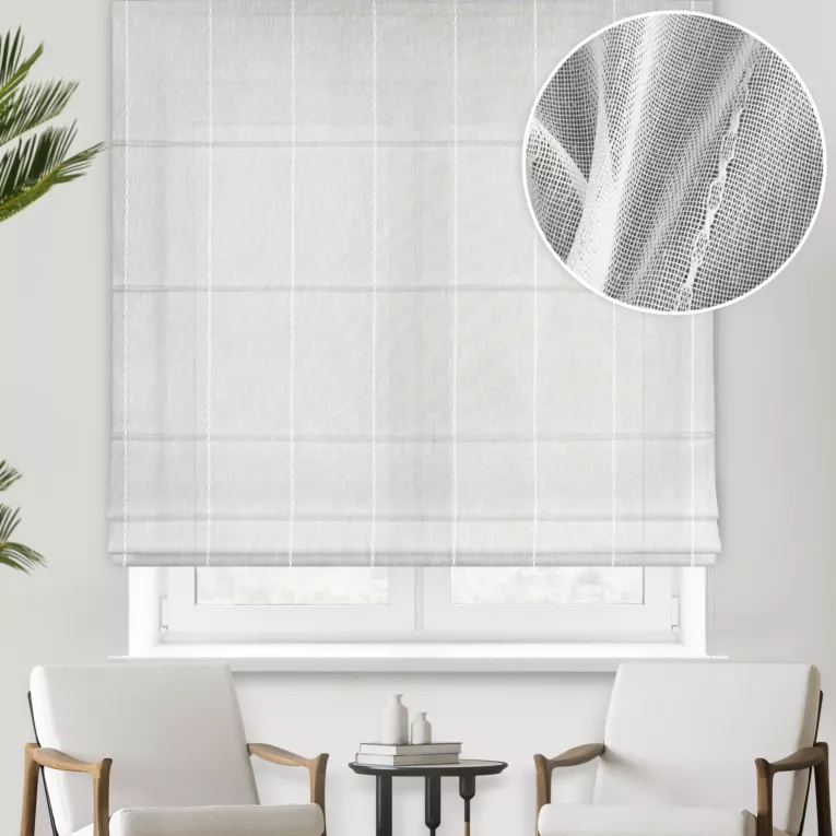 Roleta rzymska kremowo srebrna z deliaktnej etaminy zdobionej lurexowymi pasami, wykończonej obciążnikiem