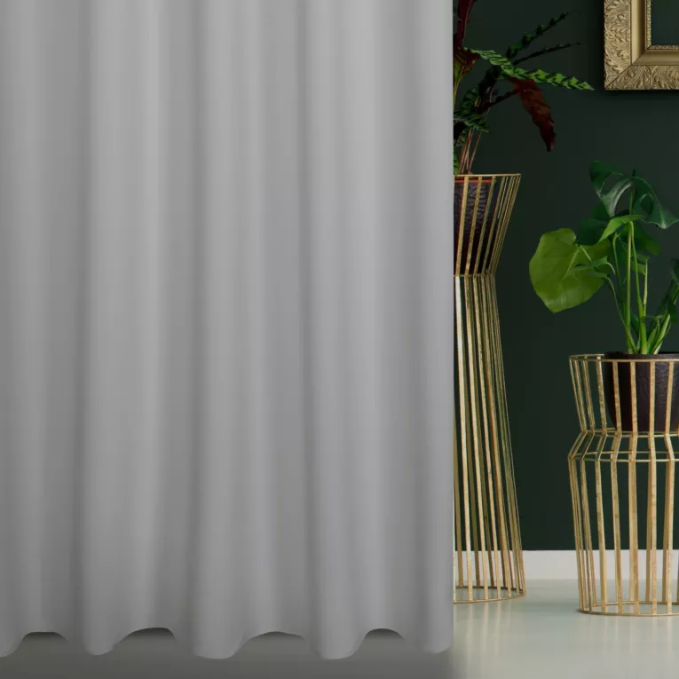 Zasłona szyta na taśmie 5 cm jasnosrebrna z gładkiej tkaniny zaciemniającej typu dimout wykończona obciążnikiem