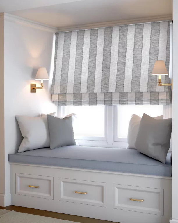 Roleta rzymska szara z grubej matowej etaminy w pasy, wykończona obciążnikiem