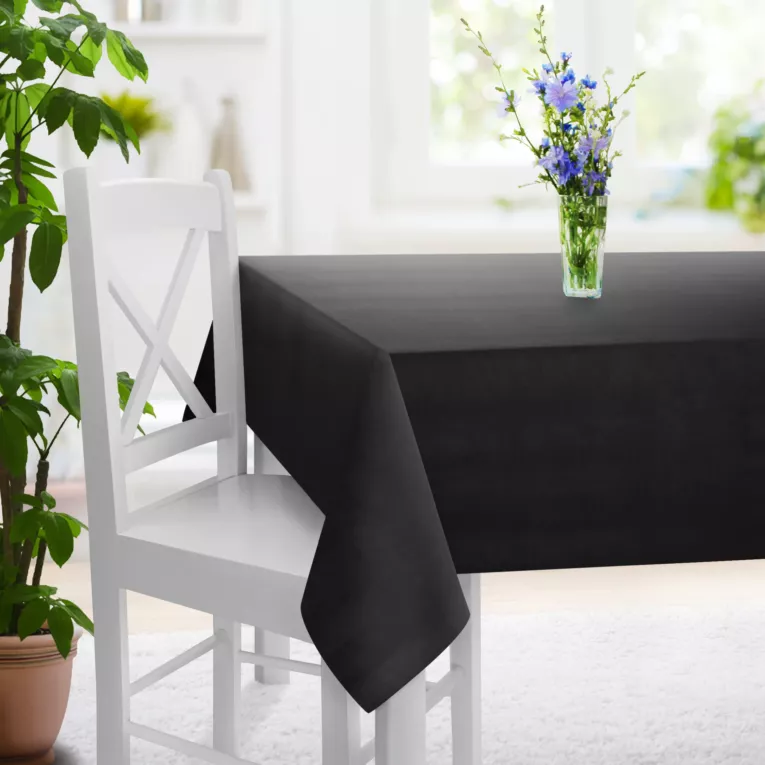 Obrus szyty czarny z miękkiej tkaniny o welurowej strukturze i wyraźnym splocie