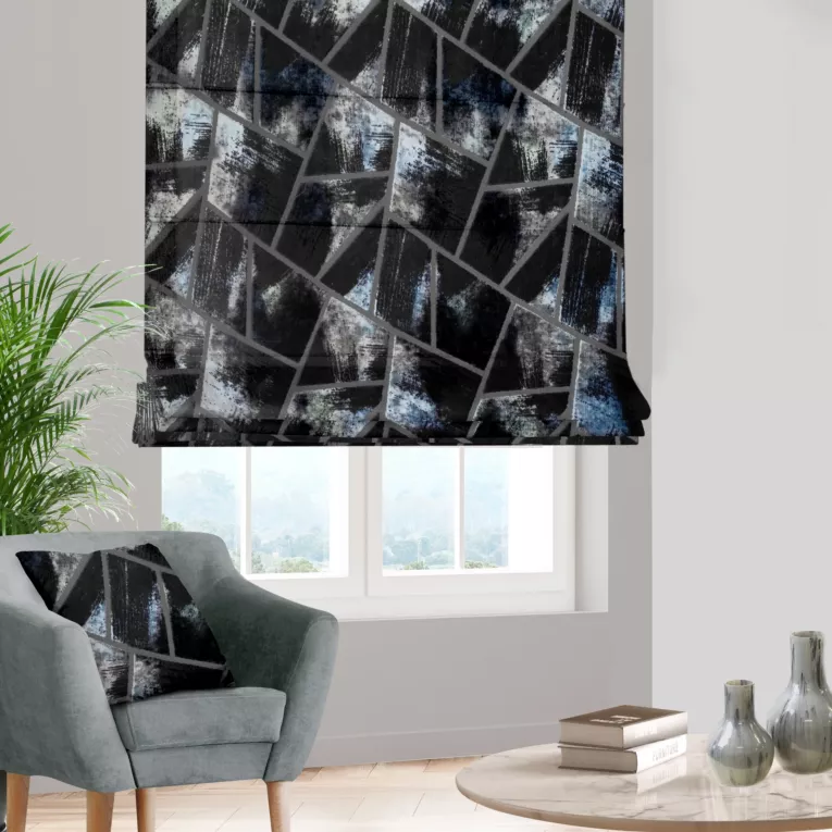 Roleta rzymska grafitowo szara z tkaniny welwetowej w geometryczny wzór