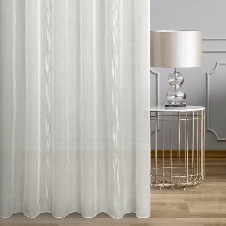 Tkanina firanowa gładka, matowa, półprzezroczysta, w delikatne pionowe pasy, wykończona obciążnikiem