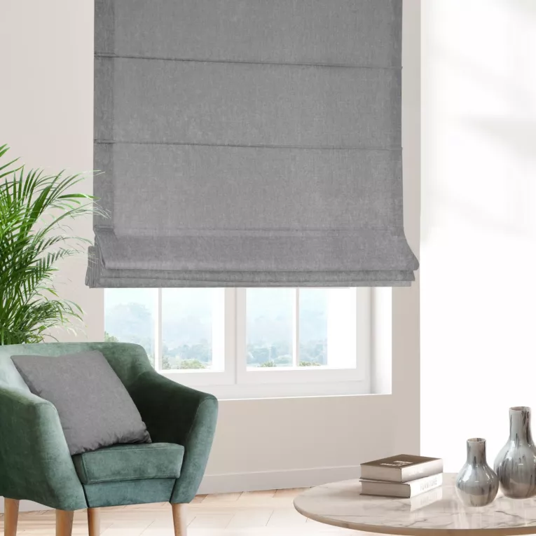 Roleta rzymska srebrna z miękkiej tkaniny szenilowej typu dimout o naturalnym splocie