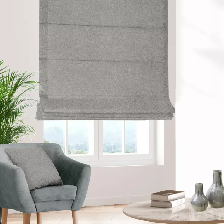 Roleta rzymska szara z tkaniny trudnopalnej, zaciemniającej, typu blackout z efektem melanżu