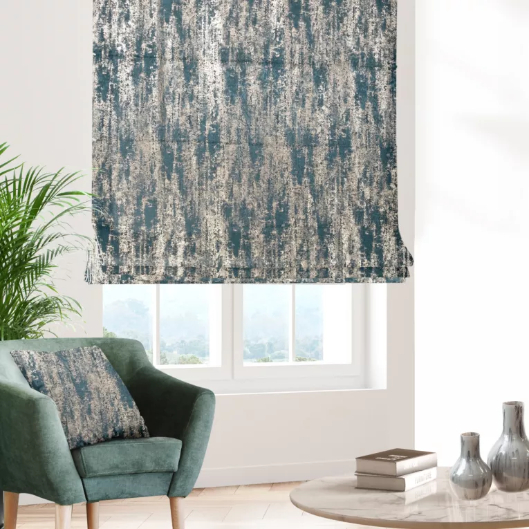 Roleta rzymska ciemnoturkusowo złocista z grubej, welwetowej tkaniny z efektem przecieranego wzoru, zdobiona delikatnie połyskującym nadrukiem