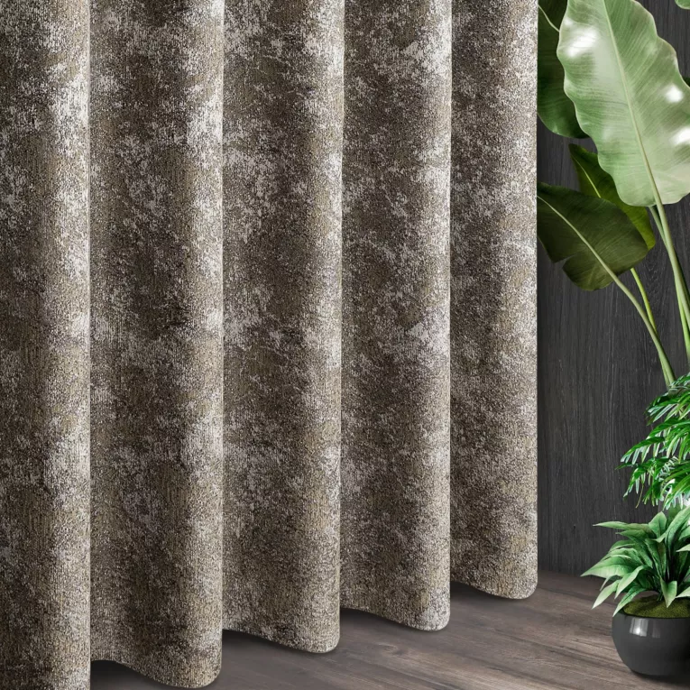 Tkanina zasłonowa z szenilowej tkaniny przelatana metaliczną nicią