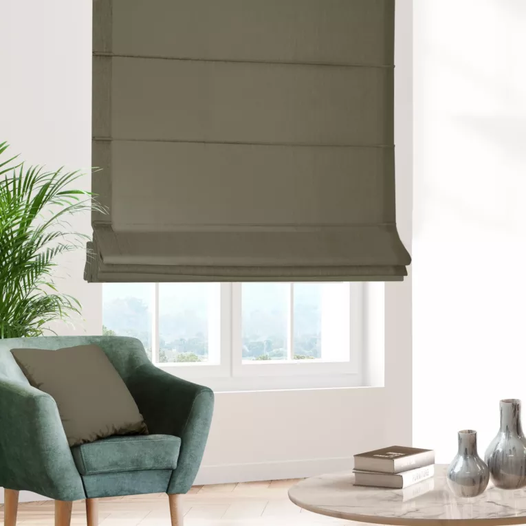 Roleta rzymska jasnobrązowa z gładkiej tkaniny typu blackout