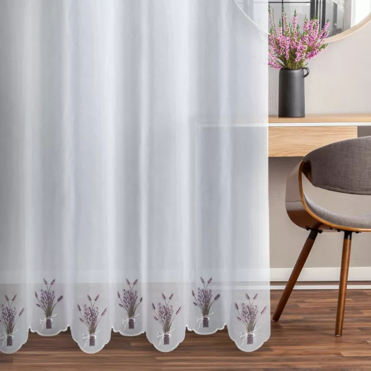 Firana szyta na flexach biało fioletowa z matowej tkaniny z efektem deszczyku, zdobionej haftem w kształcie lawendy