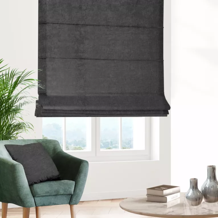 Roleta rzymska czarna z miękkiej tkaniny szenilowej typu dimout o naturalnym splocie