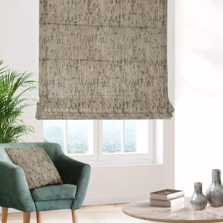 Roleta rzymska beżowo grafitowa z miękkiej, szenilowej tkaniny w prążki Italissima Eva Minge