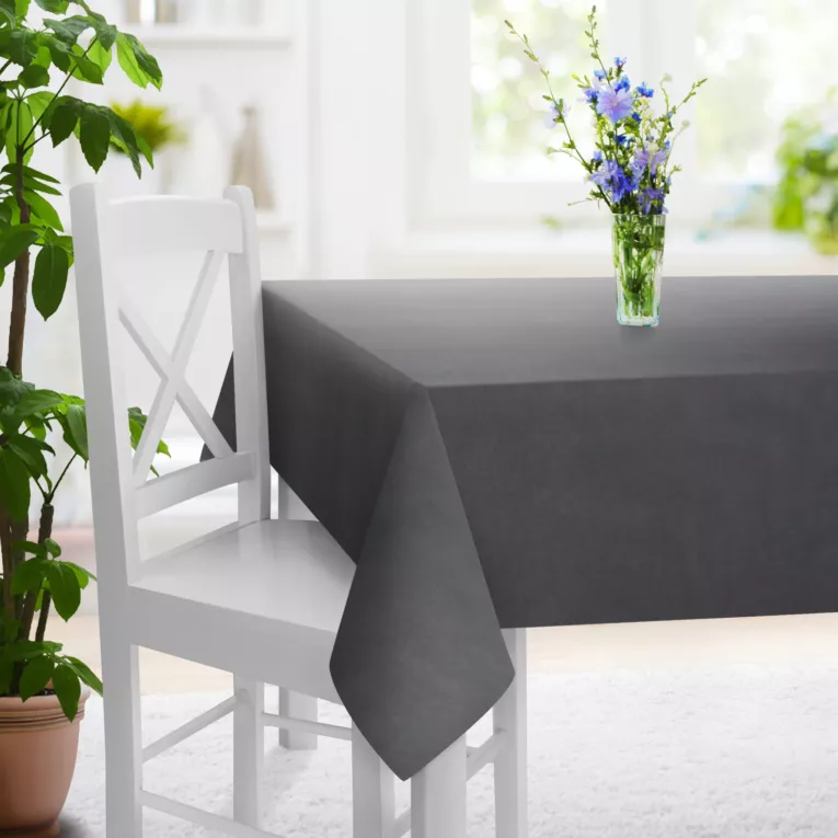 Obrus szyty grafitowy z miękkiej tkaniny o welurowej strukturze i wyraźnym splocie