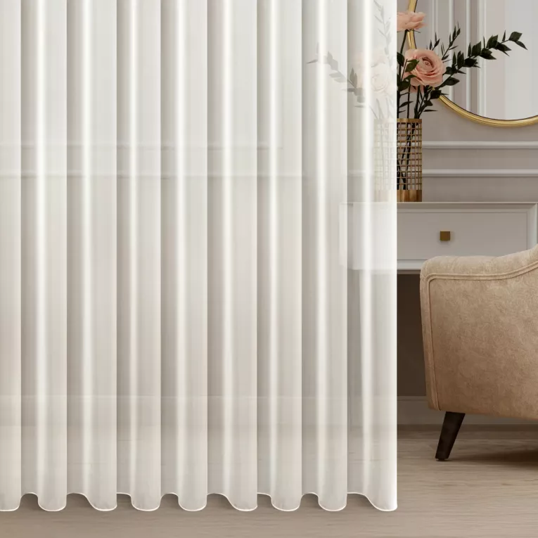 Firana szyta na flexach kremowa z matowej jedwabiście miękkiej tkaniny, wykończona obciążnikiem