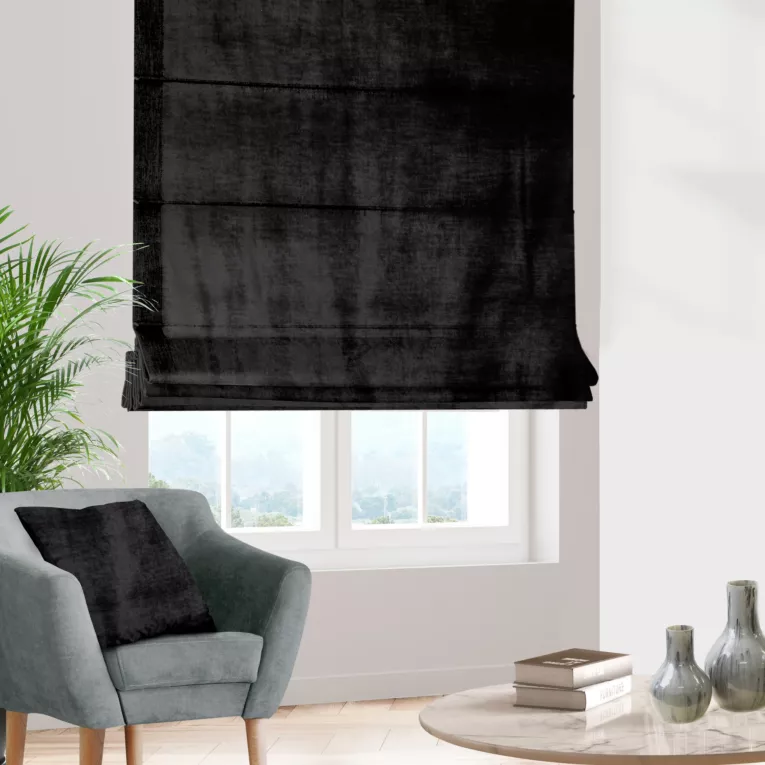 Roleta rzymska SAFARI 1 czarna z miękkiej welwetowej tkaniny z połyskiem i poziomym prążkiem