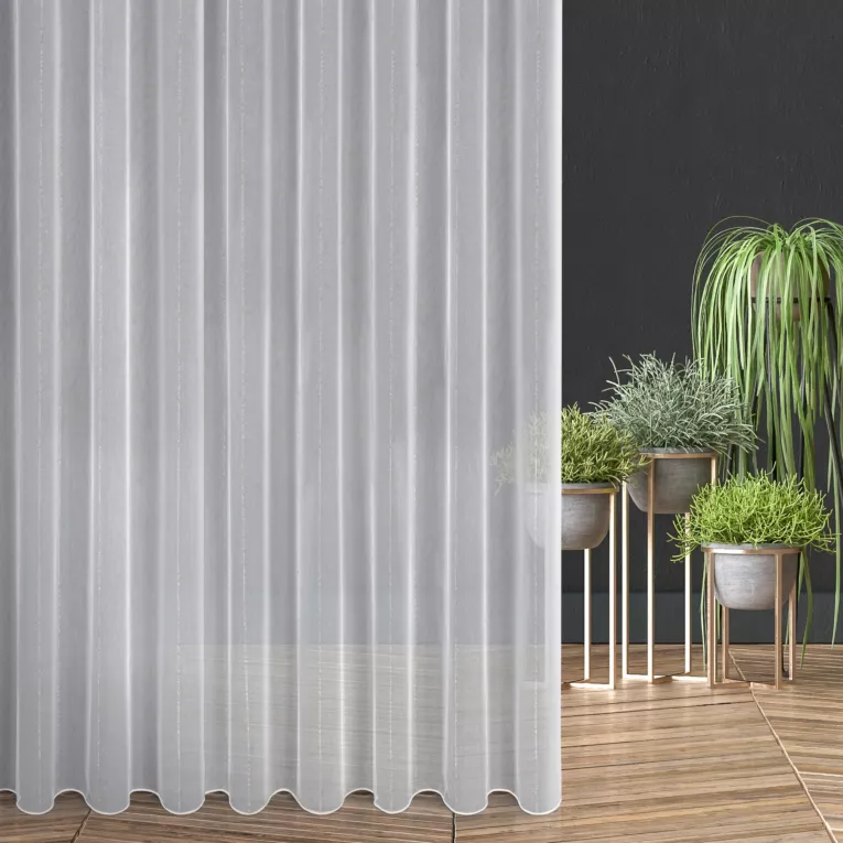 Firana szyta na flexach kremowo brązowa w stylu eko, z efektem deszczyku, zdobiona pionowymi paseczkami, wykończona obciążnikiem