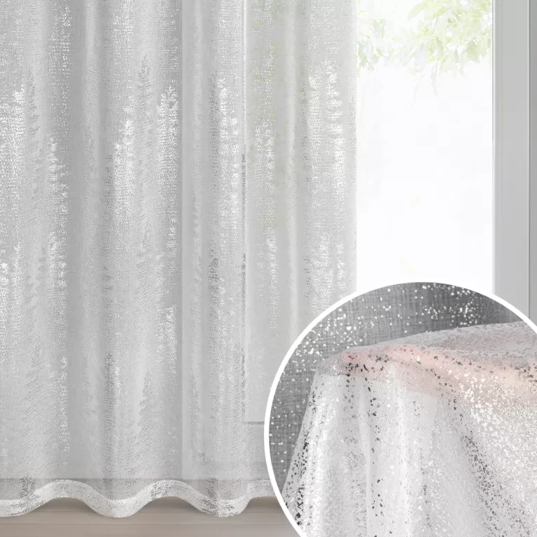 Firana świąteczna biało, srebrna zdobiona subtelnymi choinkami 140x250 cm przelotka - ELSA