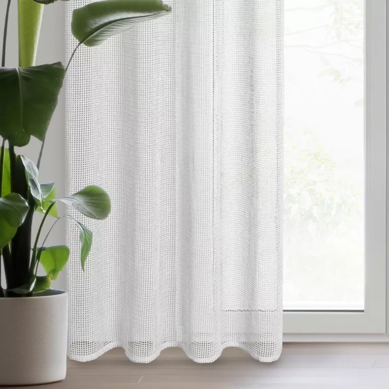 Firana biała z lekkiej mikrosiateczki z połyskiem zakończona koronką 140x250 cm przelotka NEL