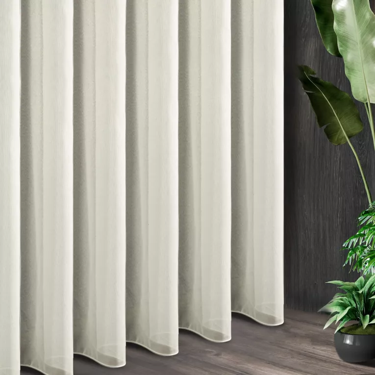 Tkanina firanowa gładka matowa markizeta o gęstym splocie zakończona szwem obciążającym